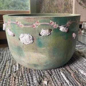 Shabby Chic: Upcycled Wooden Bowl